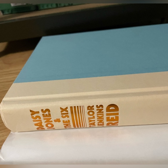 Daisy Jones & the Six Hardcover NEW book - Picture 5 of 5